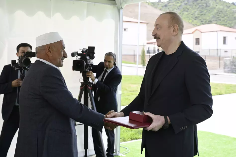 İlham Əliyev Laçının Bəylik kəndinə köçən sakinlərlə görüşüb, onlara evlərin açarlarını təqdim edib - YENİLƏNİB - Foto 14