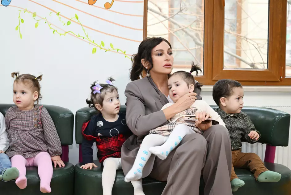 Mehriban Əliyeva və Leyla Əliyeva Bakıdakı 1 saylı körpələr evində və 1 saylı uşaq evi sosial xidmət müəssisəsində olublar - FOTO - Foto 11