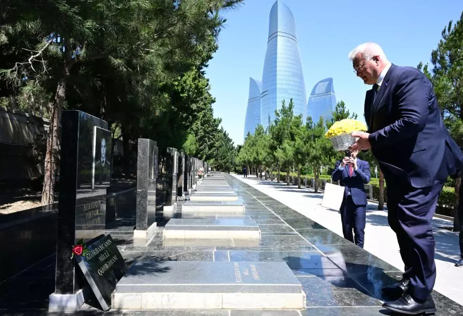 Ukraynanın xarici işlər naziri Bakıda Zəfər parkını və Şəhidlər xiyabanını ziyarət edib - FOTO - Foto 6