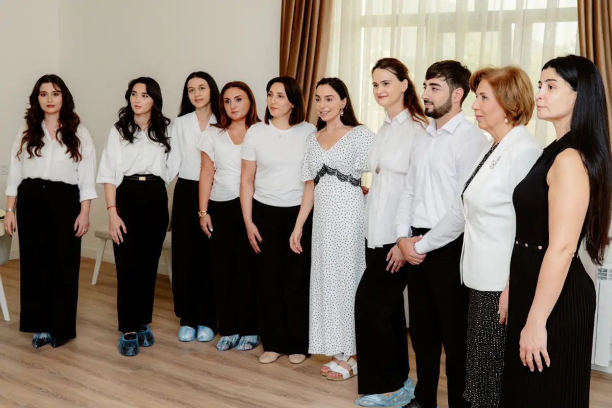 Leyla Əliyeva “Tut Əlimdən” Uşaqlar üçün Sosial Reabilitasiya Mərkəzi ilə tanış olub - FOTO - Foto 2