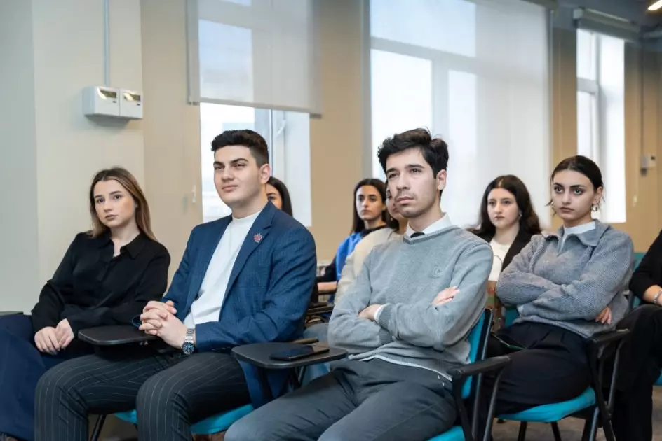 “Media savadlılığı” Həftəsi çərçivəsində könüllülər üzrə məsul şəxslər üçün təlim keçilib - FOTO - Foto 3