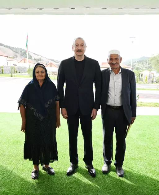İlham Əliyev Laçının Bəylik kəndinə köçən sakinlərlə görüşüb, onlara evlərin açarlarını təqdim edib - YENİLƏNİB - Foto 6