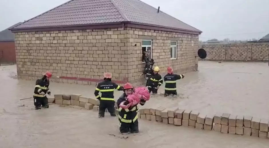 FHN: Su basmış yerlərdə ümumilikdə 53 nəfər təxliyə olunub - VİDEO - Foto 6