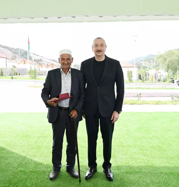İlham Əliyev Laçının Bəylik kəndinə köçən sakinlərlə görüşüb, onlara evlərin açarlarını təqdim edib - YENİLƏNİB - Foto 13