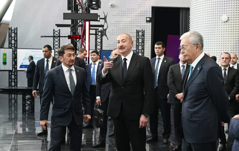 Azərbaycan və Qazaxıstan prezidentləri "Alem.ai" Beynəlxalq Süni İntellekt Mərkəzində olublar - Foto 15