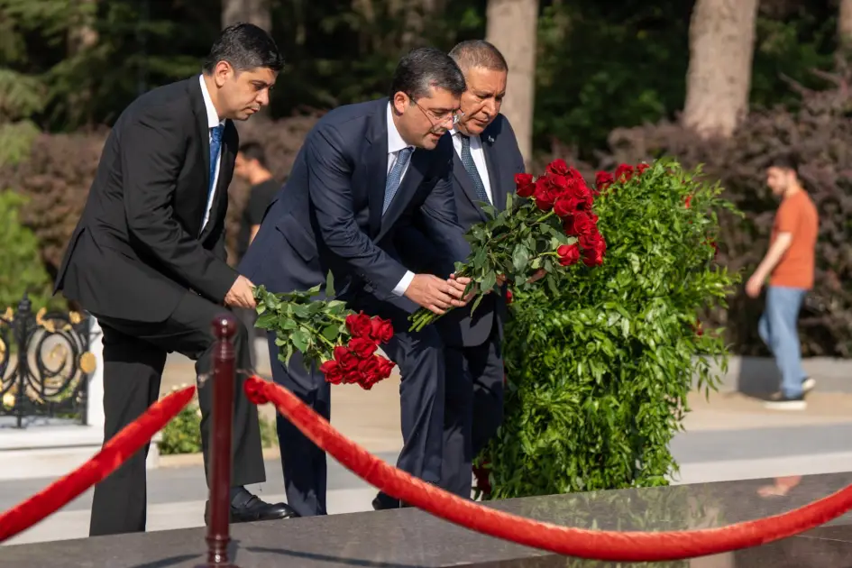 Media nümayəndələri Fəxri xiyaban, Zərdabinin məzarı və Zəfər parkını ziyarət ediblər - FOTO - Foto 5