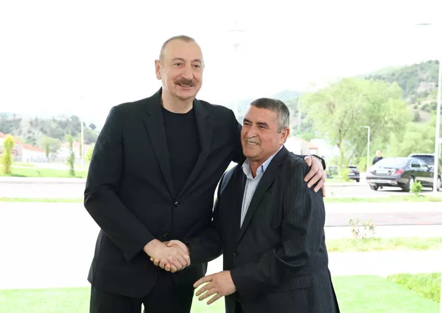 İlham Əliyev Laçının Bəylik kəndinə köçən sakinlərlə görüşüb, onlara evlərin açarlarını təqdim edib - YENİLƏNİB - Foto 18
