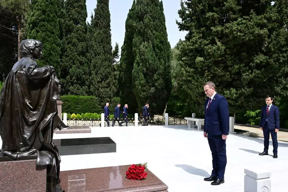 Belarusun Baş naziri Fəxri xiyabanı ziyarət edib - FOTO - Foto 2