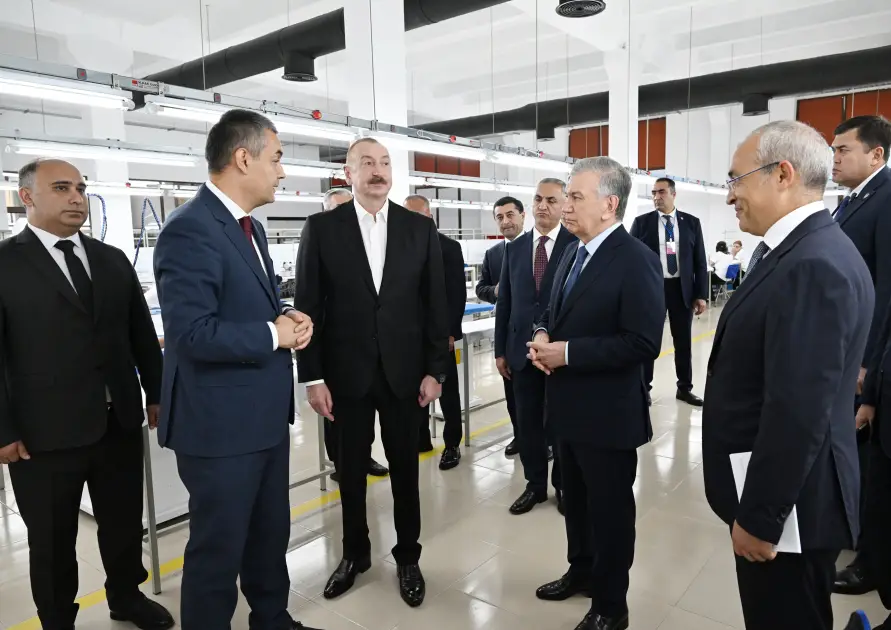 Azərbaycan və Özbəkistan prezidentləri Xankəndidəki “Businesstex JV” tikiş fabrikinin fəaliyyəti ilə tanış olublar - Foto 7