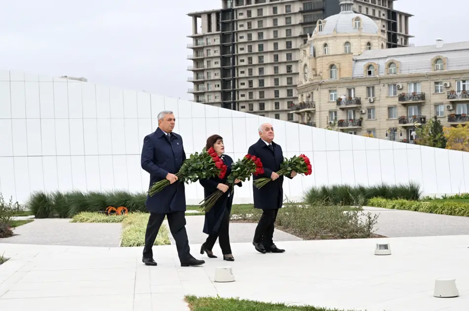 Dövlət və hökumət rəsmiləri Zəfər parkını ziyarət edib - FOTO - Foto 3