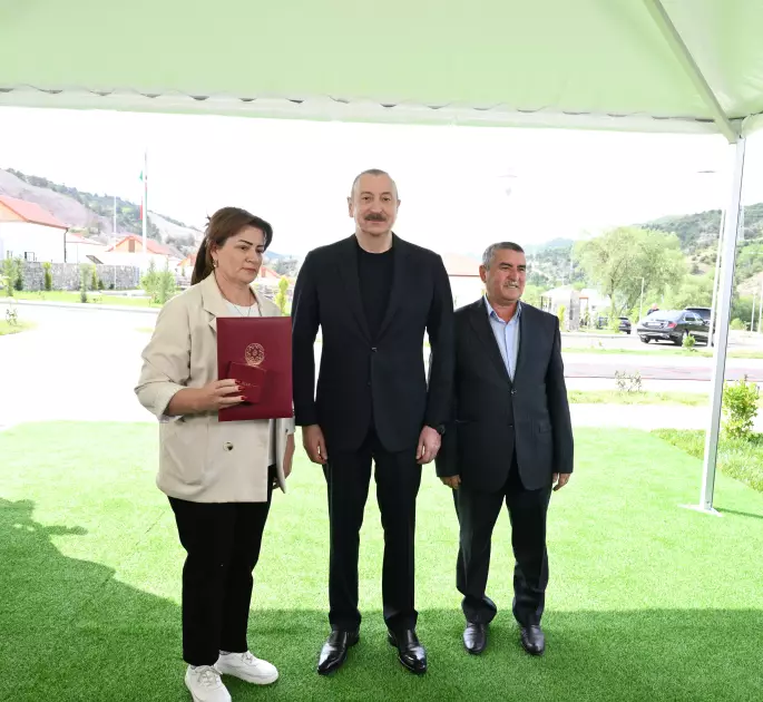 İlham Əliyev Laçının Bəylik kəndinə köçən sakinlərlə görüşüb, onlara evlərin açarlarını təqdim edib - YENİLƏNİB - Foto 19