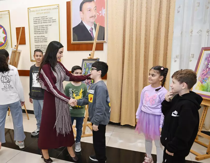 Mehriban Əliyeva və Leyla Əliyeva Bakıdakı 1 saylı körpələr evində və 1 saylı uşaq evi sosial xidmət müəssisəsində olublar - FOTO - Foto 12