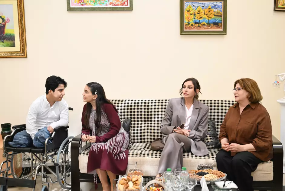 Mehriban Əliyeva və Leyla Əliyeva Bakıdakı 1 saylı körpələr evində və 1 saylı uşaq evi sosial xidmət müəssisəsində olublar - FOTO - Foto 15