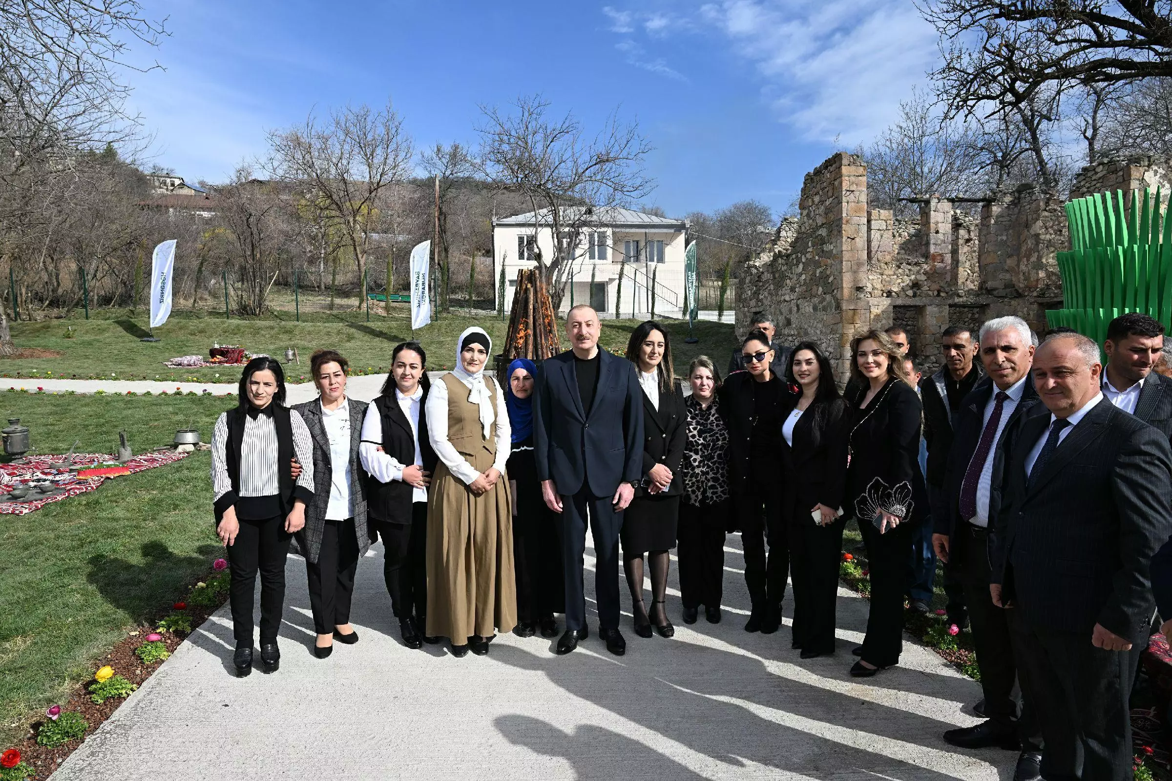 Prezident və xanımı Ağdərənin Həsənriz kəndində Novruz tonqalını alovlandırıblar - YENİLƏNİB+FOTO - Foto 8