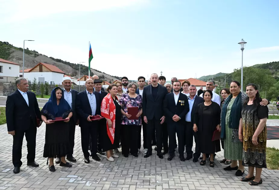 İlham Əliyev Laçının Bəylik kəndinə köçən sakinlərlə görüşüb, onlara evlərin açarlarını təqdim edib - YENİLƏNİB - Foto 4