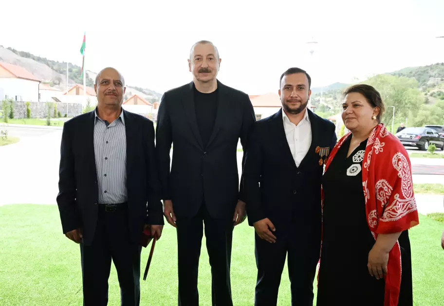 İlham Əliyev Laçının Bəylik kəndinə köçən sakinlərlə görüşüb, onlara evlərin açarlarını təqdim edib - YENİLƏNİB - Foto 10