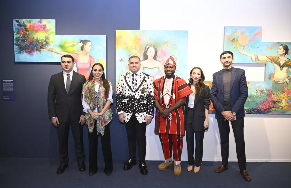Heydər Əliyev Mərkəzində “Yenidən doğulmuş gözəllik” adlı sərgi açılıb - FOTO - Foto 15