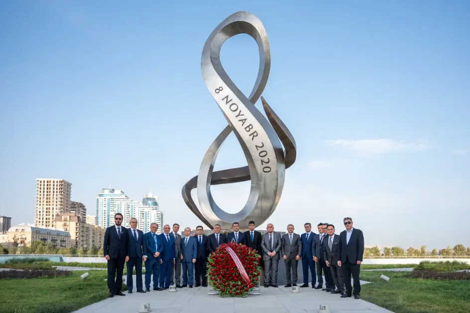 Media nümayəndələri Fəxri xiyaban, Zərdabinin məzarı və Zəfər parkını ziyarət ediblər - FOTO - Foto 9