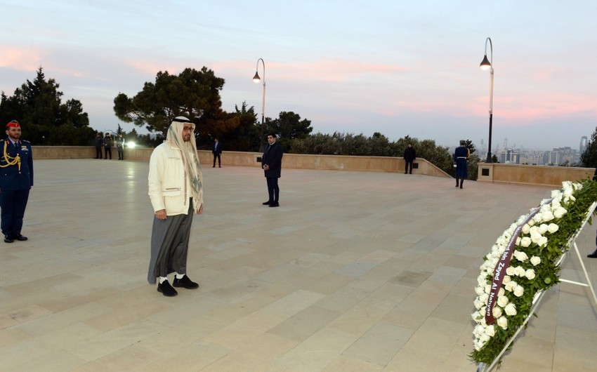 BƏƏ prezidenti Bakıda şəhidlərin xatirəsini anıb - FOTO