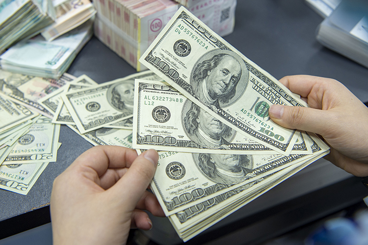 Dollar Trampın qələbəsinə rekord artımla reaksiya verib