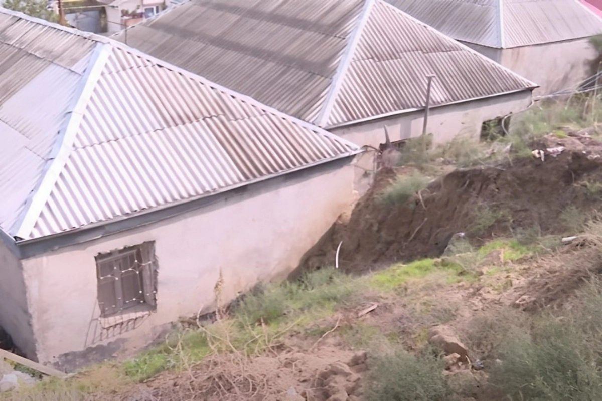 Bakıda daha bir torpaq sürüşməsi baş verdi: Evlər təhlükədə - VİDEO