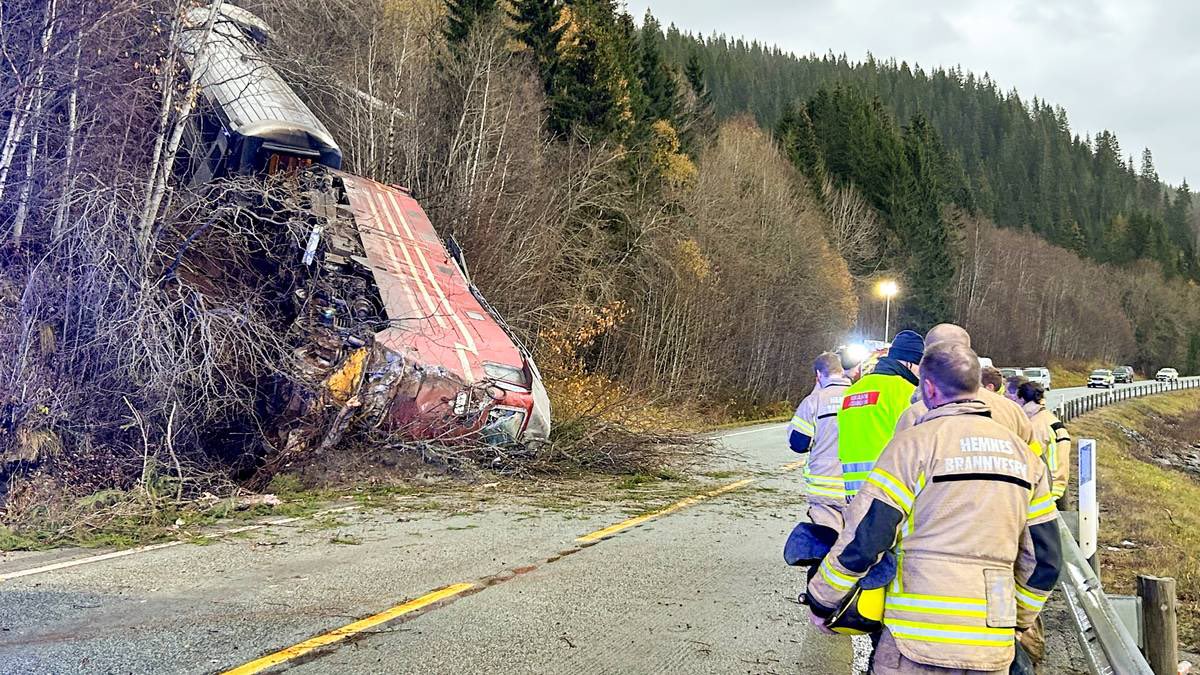 Norveçdə qatar relsdən çıxaraq yola düşdü: 1 ölü, 3 yaralı - FOTO
