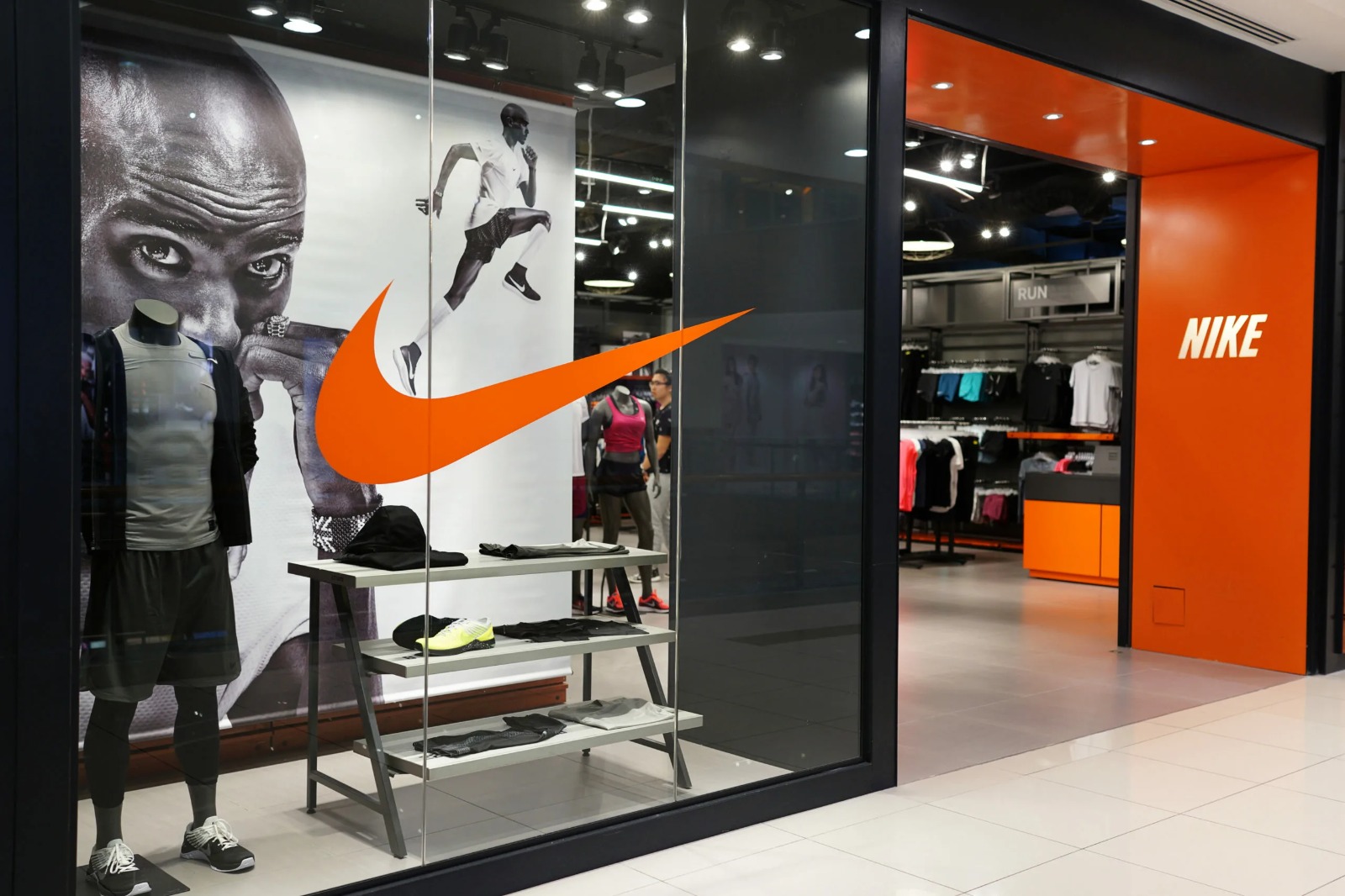 "Nike"ın mənfəəti və gəliri azaldı