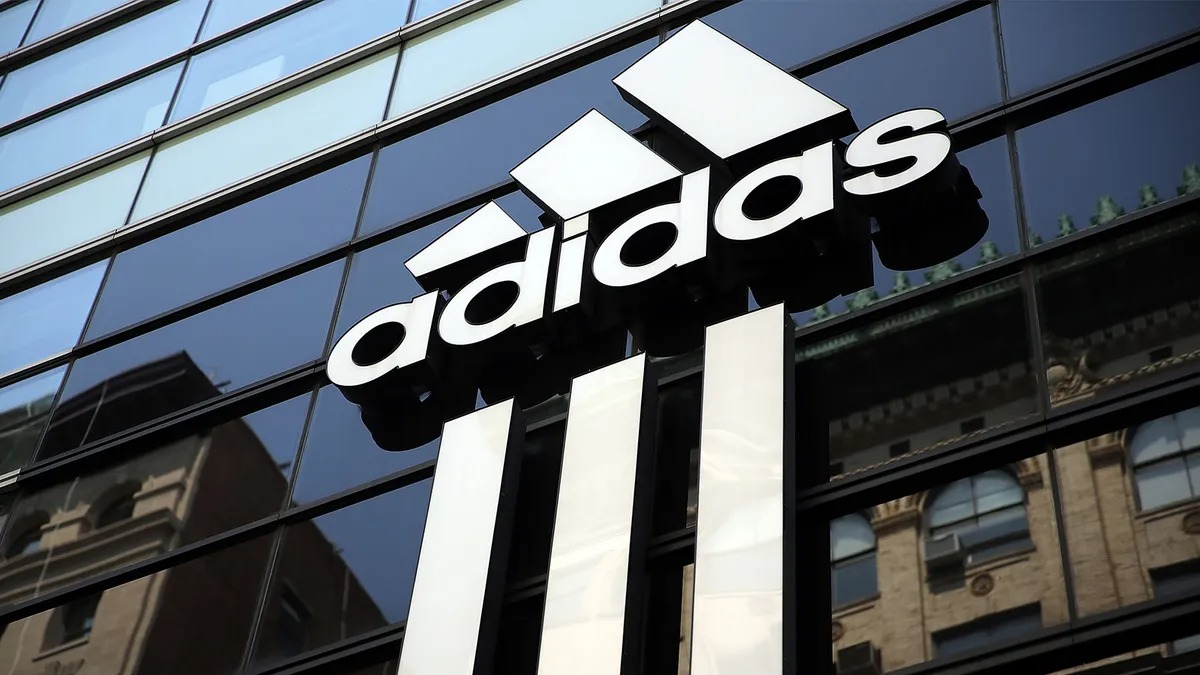 "Adidas"ın gəliri 7% artdı