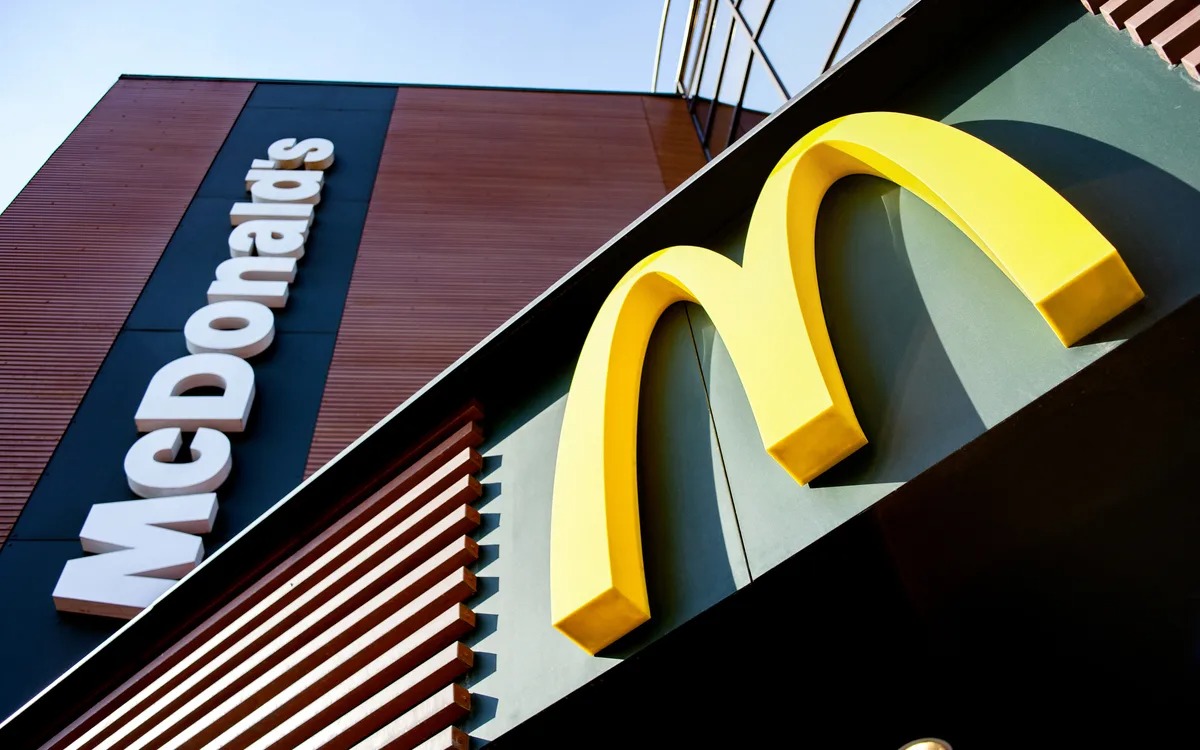 Əlli nəfərin zəhərlənməsi xəbəri "McDonald's"ın səhmlərinin ucuzlaşmasına səbəb oldu