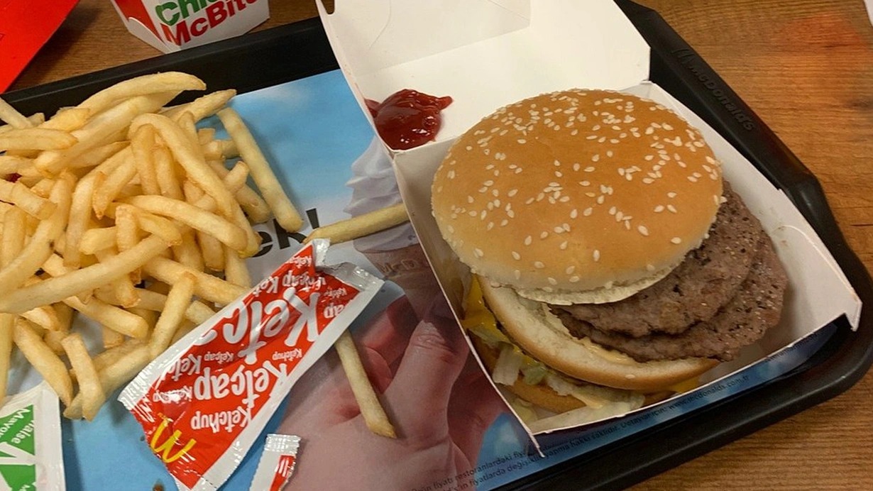 "McDonald's"dan epidemiya yayılır: yoluxmaların sayı 75-ə çatdı