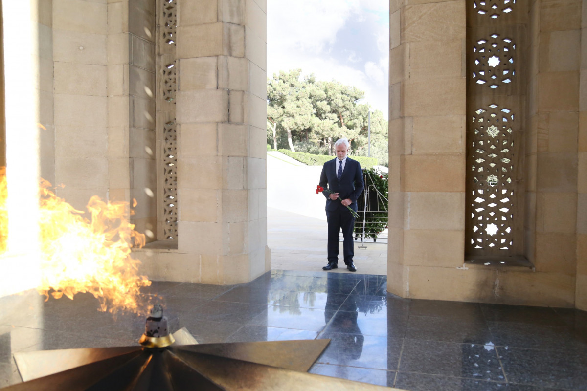 ABŞ-nin Azərbaycandakı səfiri şəhidlərin xatirəsini yad edib - FOTO