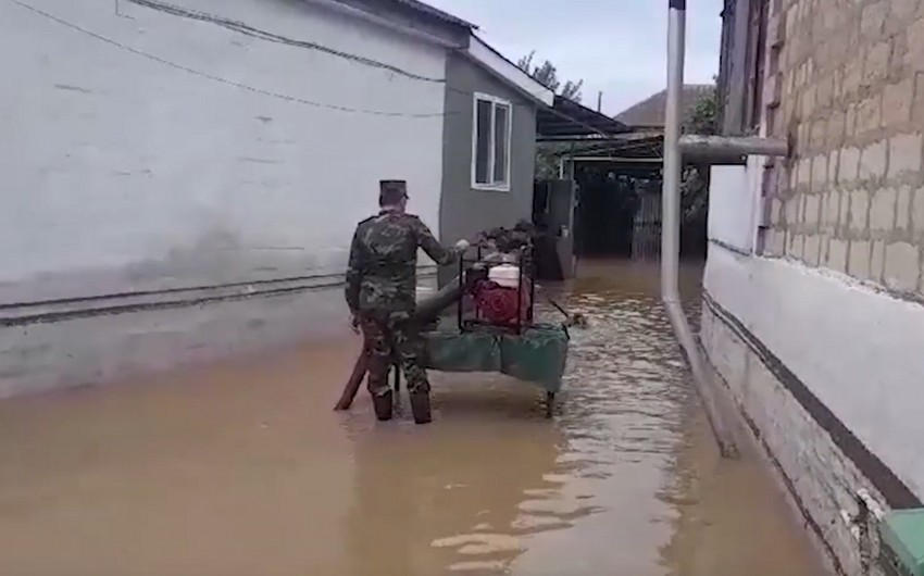 Hacıqabulda suyun çəkilərək kənarlaşdırılması işləri davam etdirilir - VİDEO