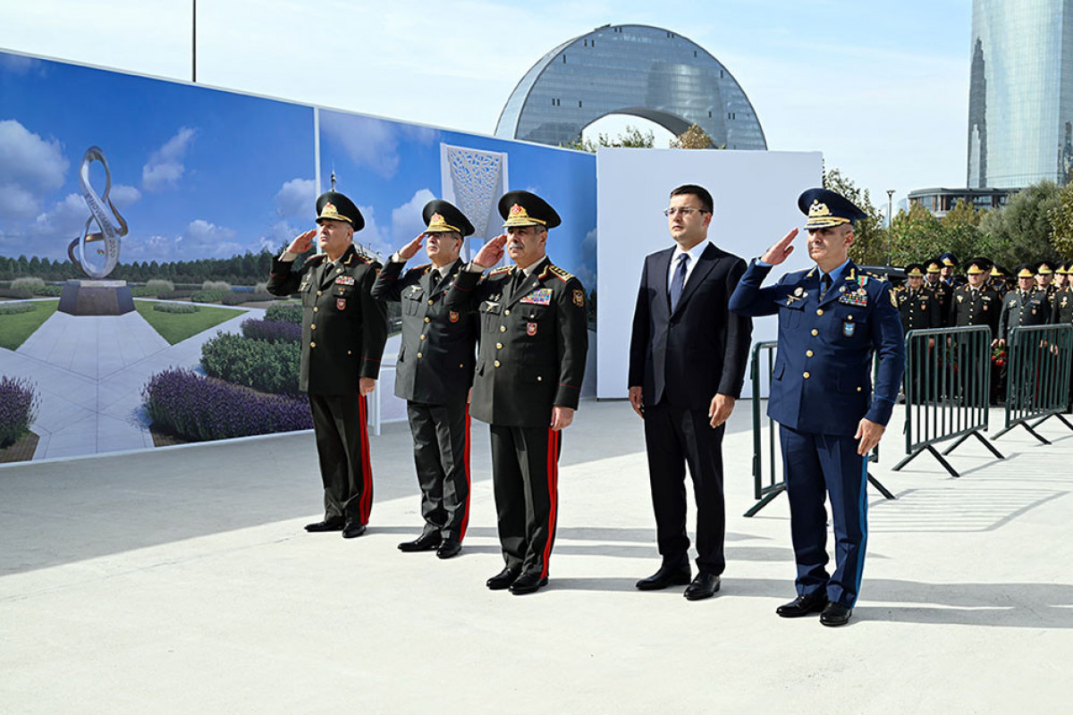 Müdafiə naziri Zəfər parkında olub