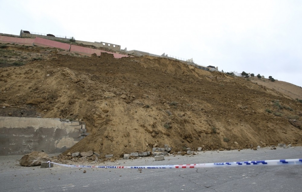 Xətai rayonunda torpaq sürüşməsi olub