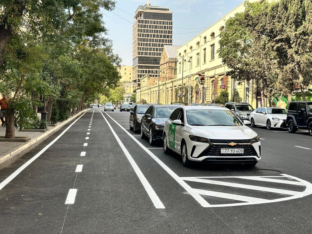 Bakının bu küçəsində üfüqi yol nişanlanması işləri görülüb