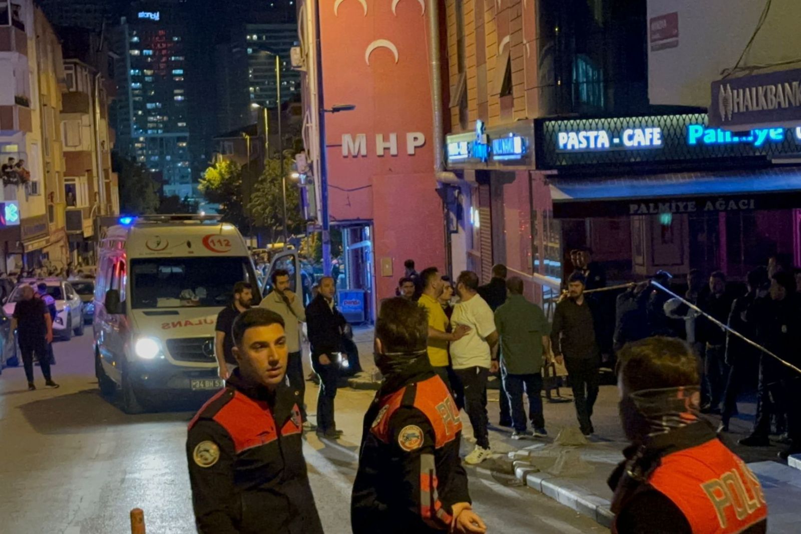 İstanbulda silahlı basqın: Ölənlər var
