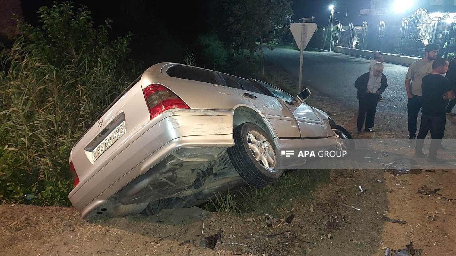 Toya gedən qonaqlar qəzaya düşüb, xəsarət alanlar var - FOTO