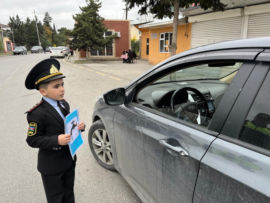Bu uşaqlar bir günlük yol polisi oldular - FOTO