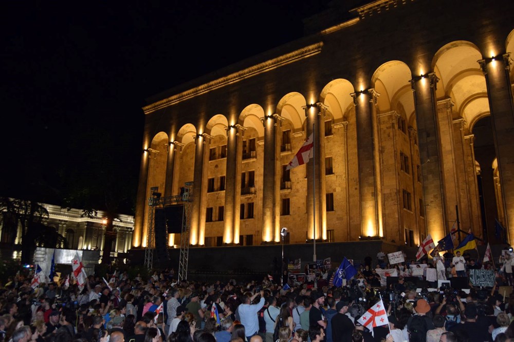 Tbilisidə etirazçılar AİB-in illik toplantısının keçirildiyi otelin qarşısında etiraz edir