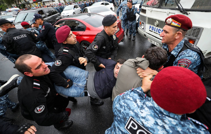Ermənistan polisi etirazçılara güc tətbiq edib
