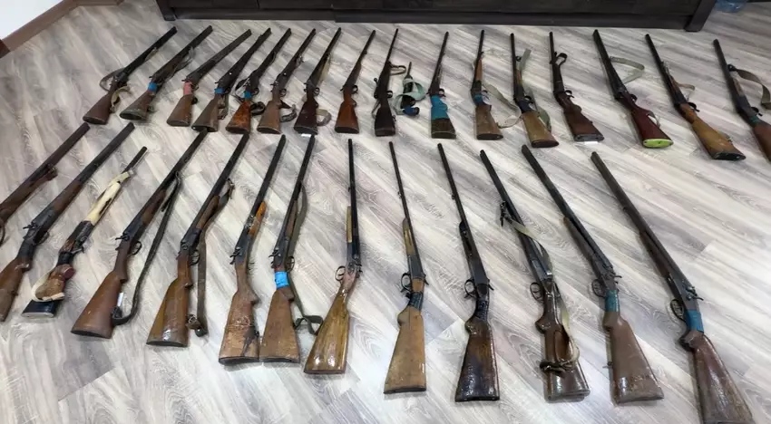 Gəncədə vətəndaşlar qanunsuz silahlarını polisə könüllü təhvil verib