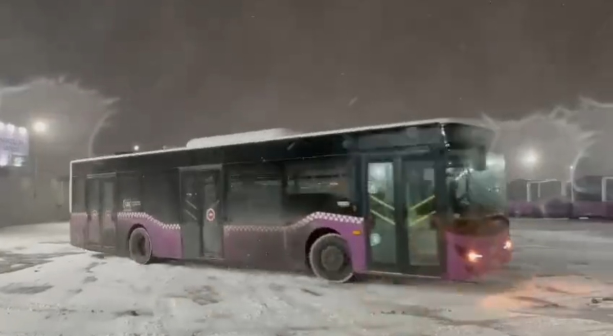 Bakıda marşrut avtobusu təhlükəli şou göstərdi - VİDEO