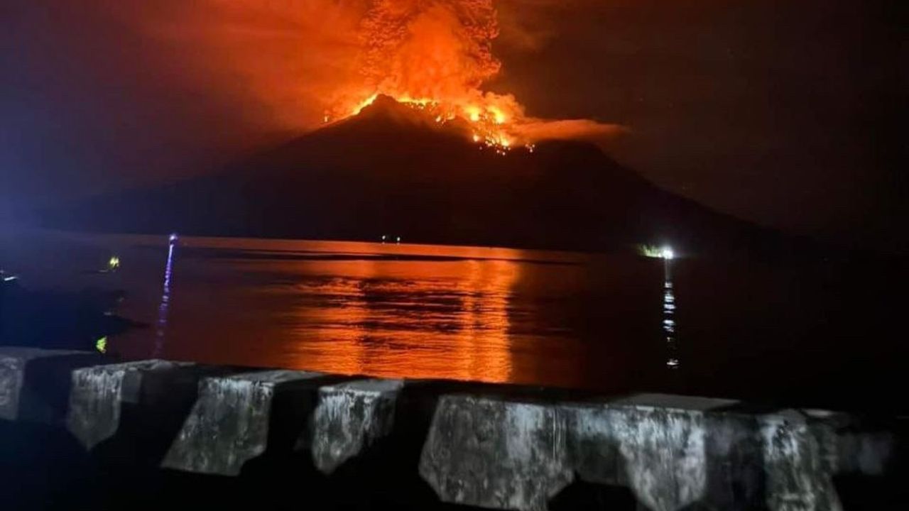 İndoneziyada Ruanq vulkanının püskürməsi səbəbiylə minlərlə insan bölgədən təxliyə ediləcək