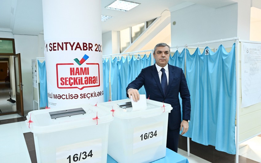 Prezident Administrasiyasının rəhbəri 34 saylı seçki məntəqəsində səs verib