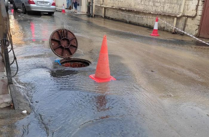 Bakıda su xətti partlayıb, küçəni su basıb - VİDEO