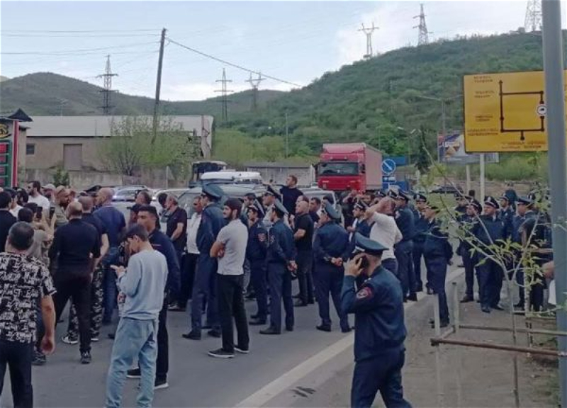 Ermənistanda etirazçılar İrəvan-Gümrü avtomobil yolunu bağlayıblar