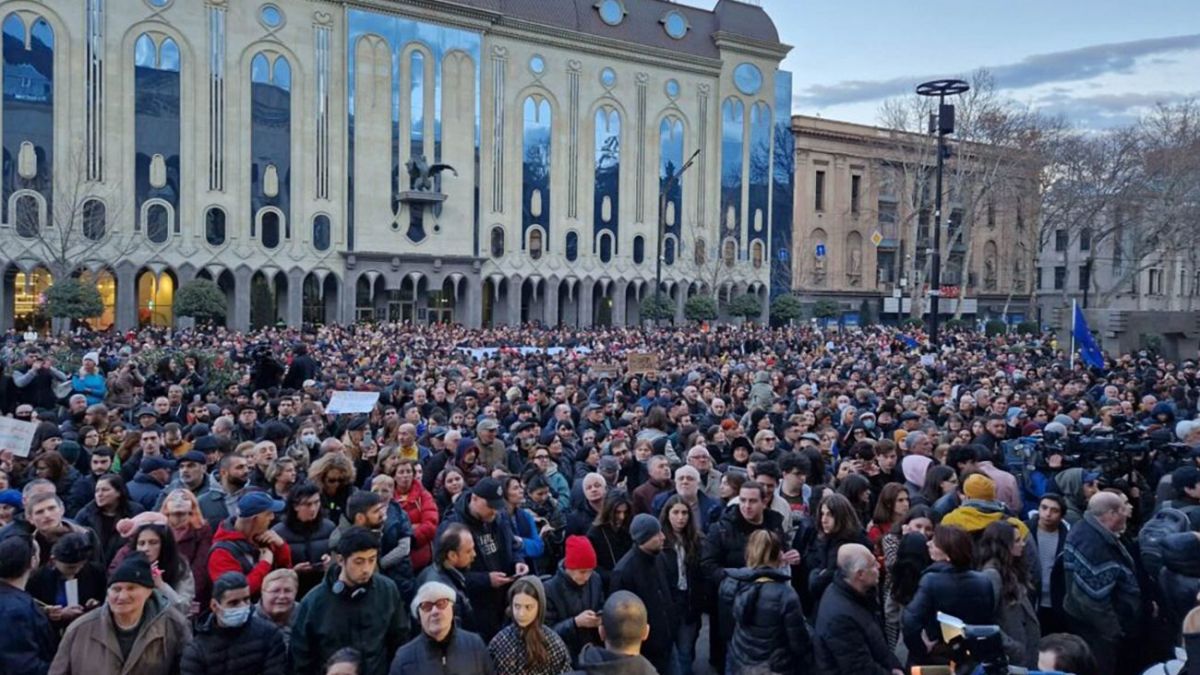 Tbilisidə etirazçılar yenidən parlamenti mühasirəyə alıb