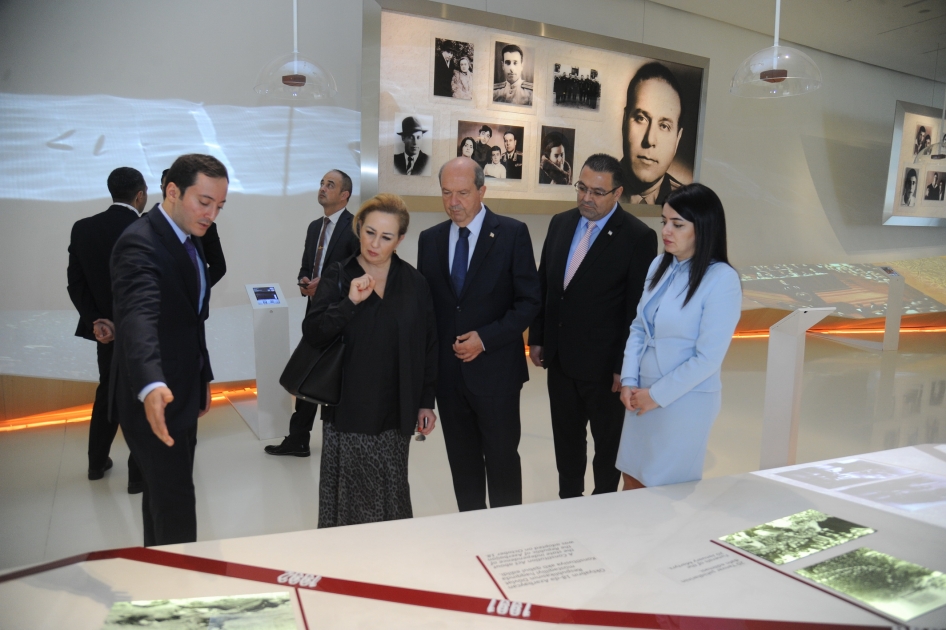 Ersin Tatar Heydər Əliyev Mərkəzi ilə tanış olub