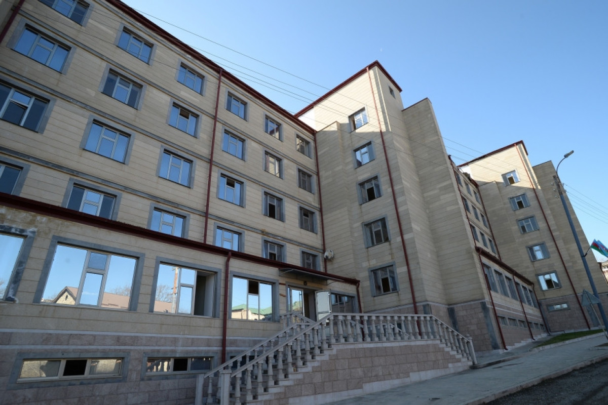İlham Əliyev və Mehriban Əliyeva Şuşada peşə məktəbinin və kollecin binasına baxış keçiriblər - YENİLƏNİB