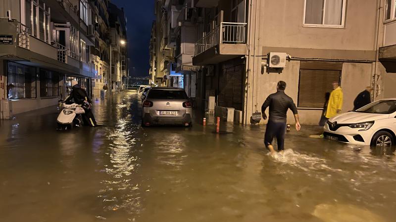 İzmirdə dənizin daşması nəticəsində küçələri su basıb - FOTO